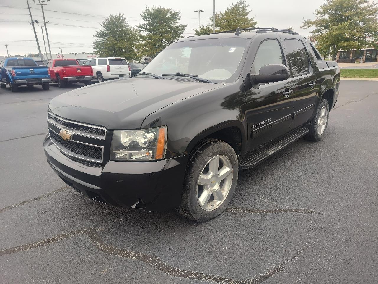 Chevrolet Avalanche 4WD Crew Cab LT 2011