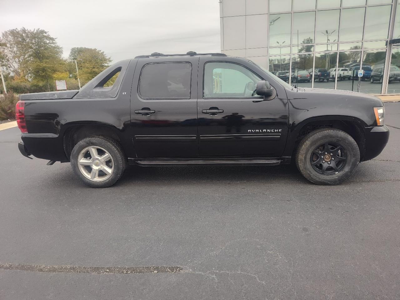 Chevrolet Avalanche 4WD Crew Cab LT 2011
