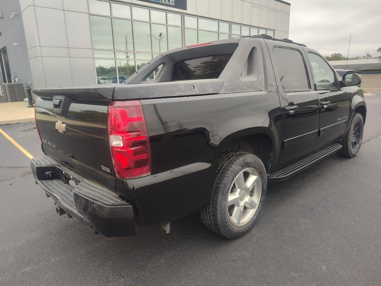 Chevrolet Avalanche 4WD Crew Cab LT 2011