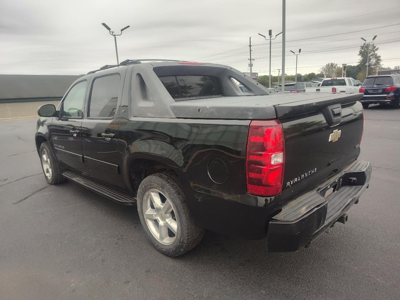 Chevrolet Avalanche 4WD Crew Cab LT 2011