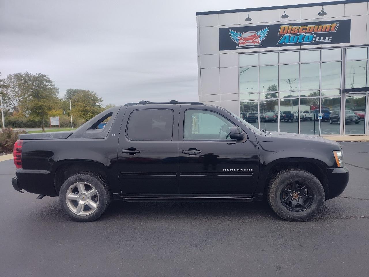 Chevrolet Avalanche 4WD Crew Cab LT 2011
