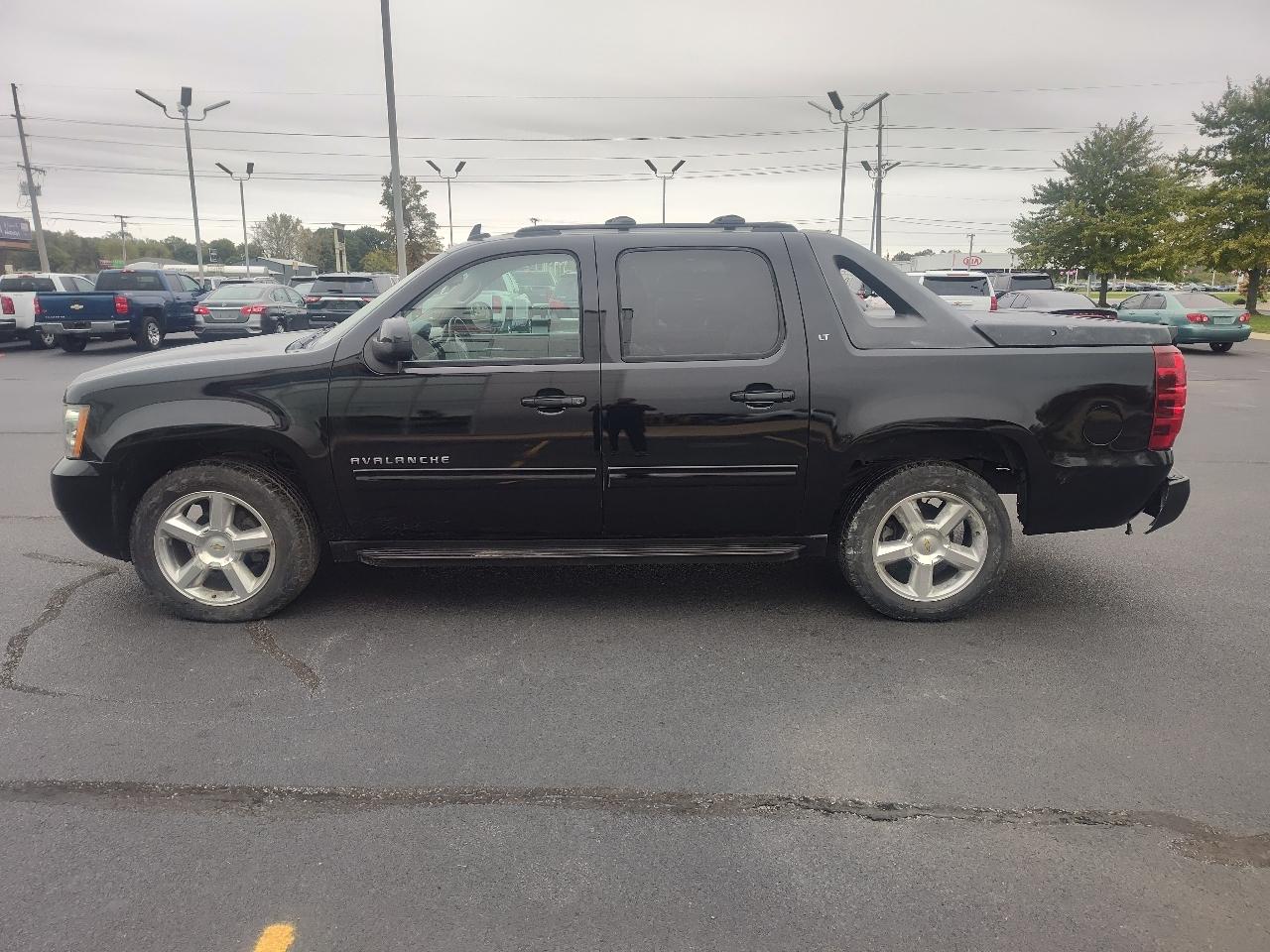 Chevrolet Avalanche 4WD Crew Cab LT 2011