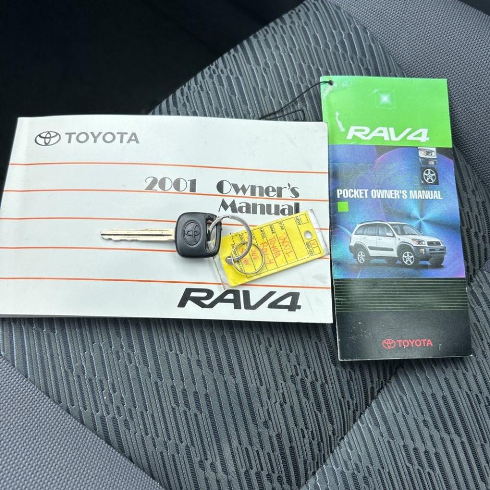 Toyota RAV4 4dr Base 4-cyl 4WD (Natl) 2001
