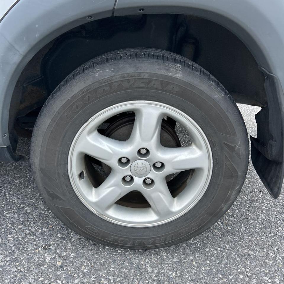 Toyota RAV4 4dr Base 4-cyl 4WD (Natl) 2001