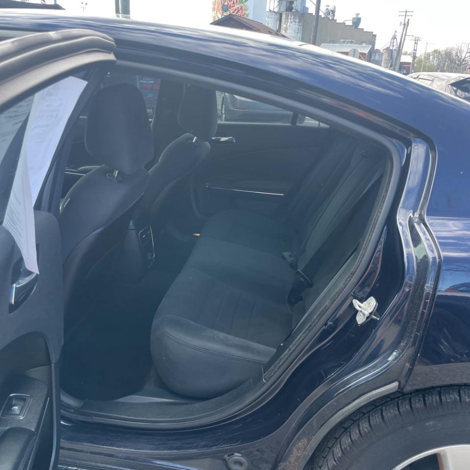 Dodge Charger 4dr Sdn SE RWD 2011