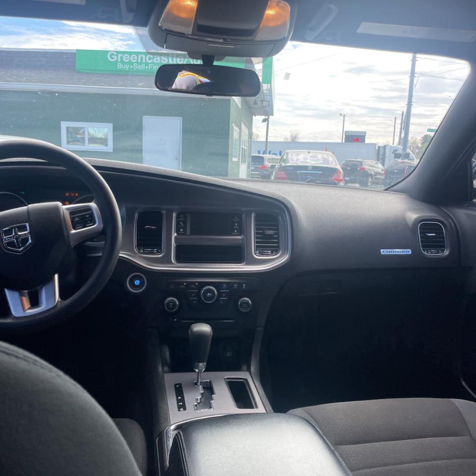 Dodge Charger 4dr Sdn SE RWD 2011