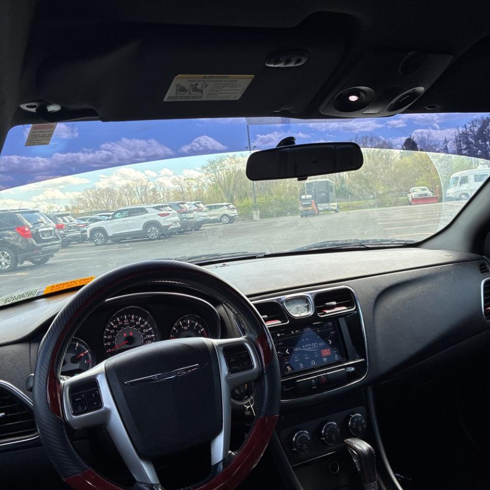 Chrysler 200 4dr Sdn Touring 2013