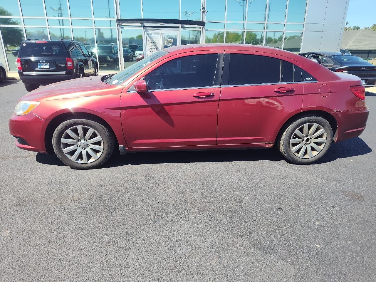 Chrysler 200 4dr Sdn Touring 2013