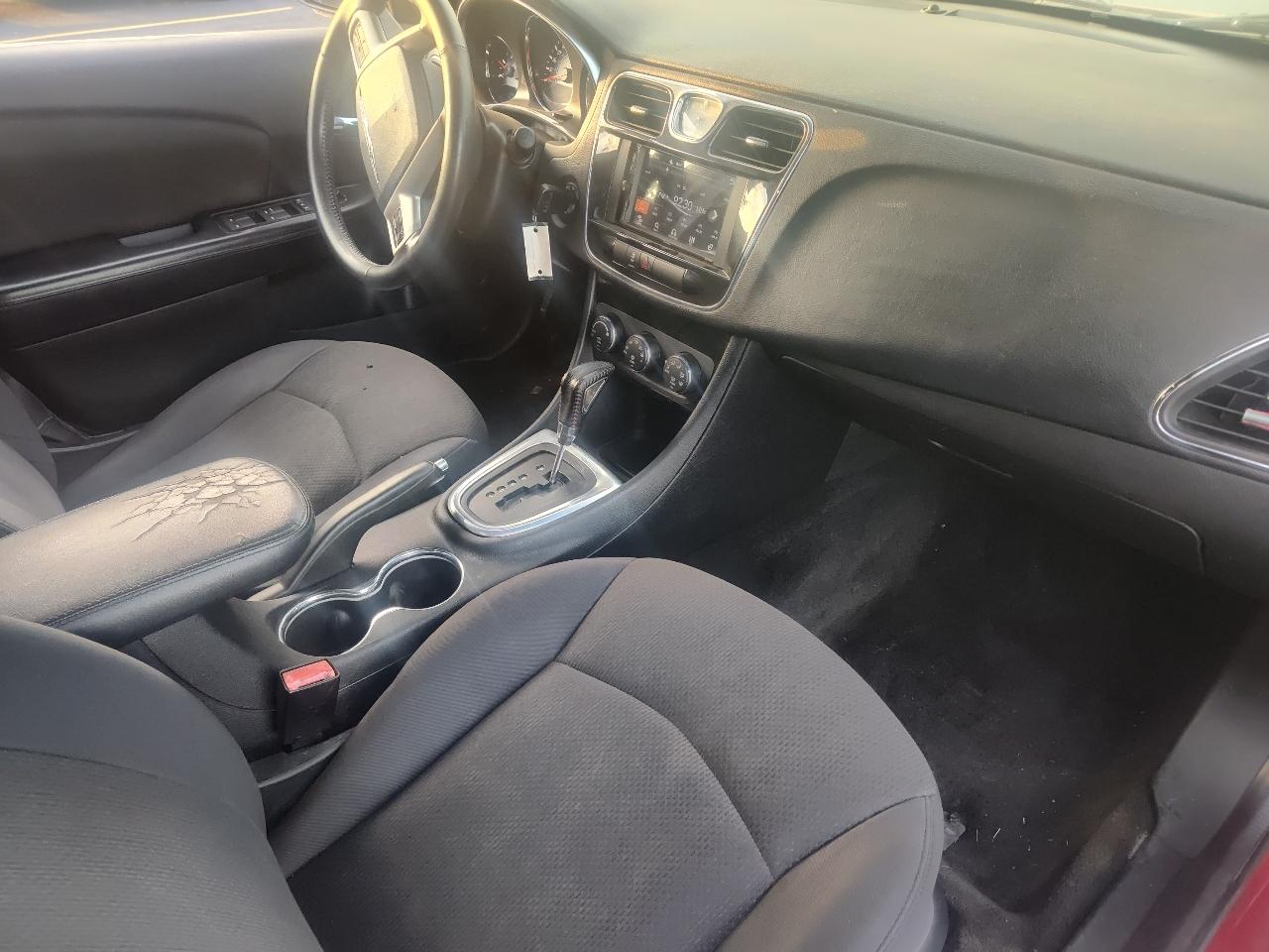 Chrysler 200 4dr Sdn Touring 2013
