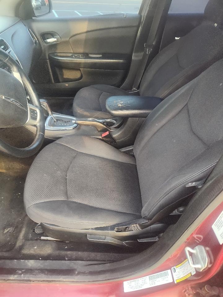 Chrysler 200 4dr Sdn Touring 2013