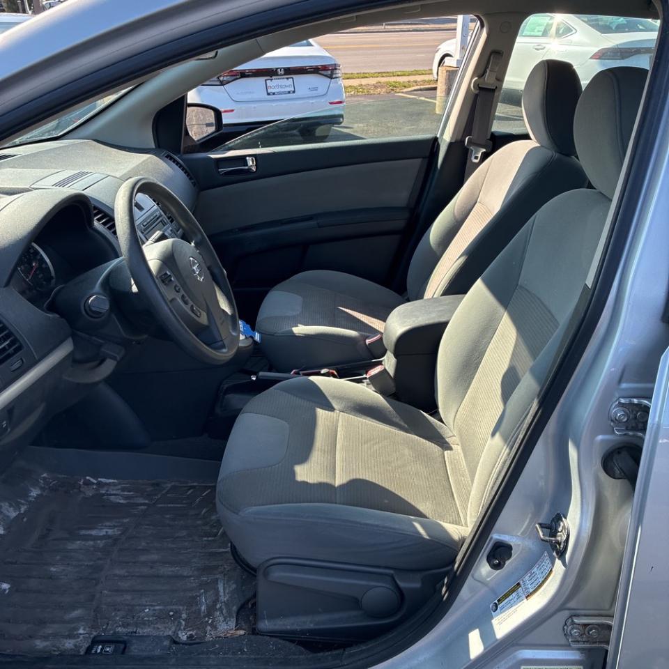 Nissan Sentra 4dr Sdn I4 CVT 2.0 SR 2011