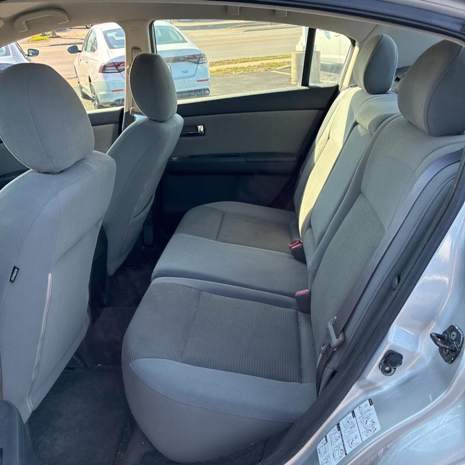 Nissan Sentra 4dr Sdn I4 CVT 2.0 SR 2011