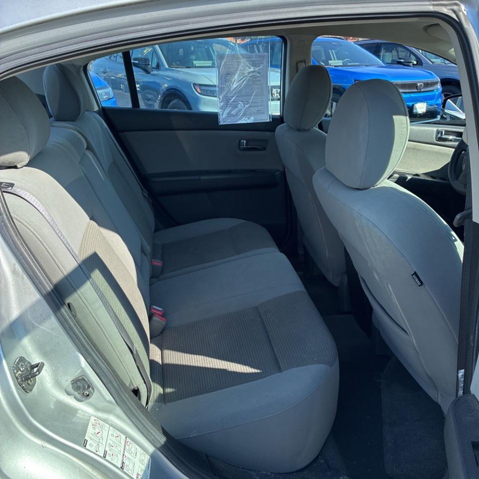 Nissan Sentra 4dr Sdn I4 CVT 2.0 SR 2011