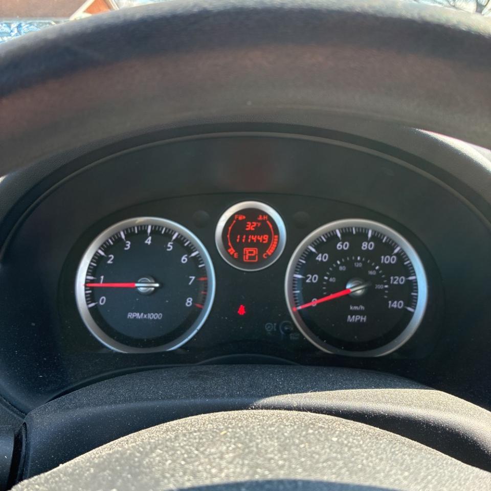 Nissan Sentra 4dr Sdn I4 CVT 2.0 SR 2011