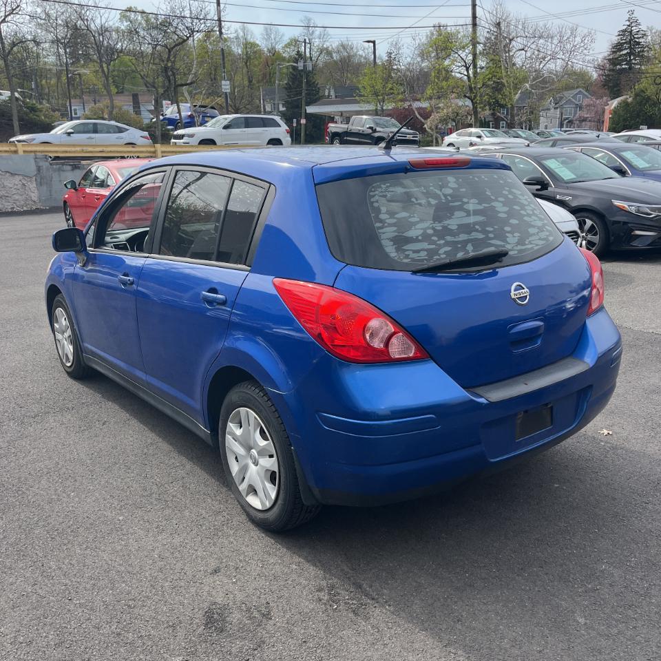 Nissan Versa 5dr HB I4 Auto 1.8 S 2011