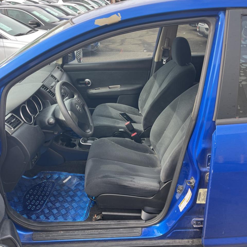 Nissan Versa 5dr HB I4 Auto 1.8 S 2011