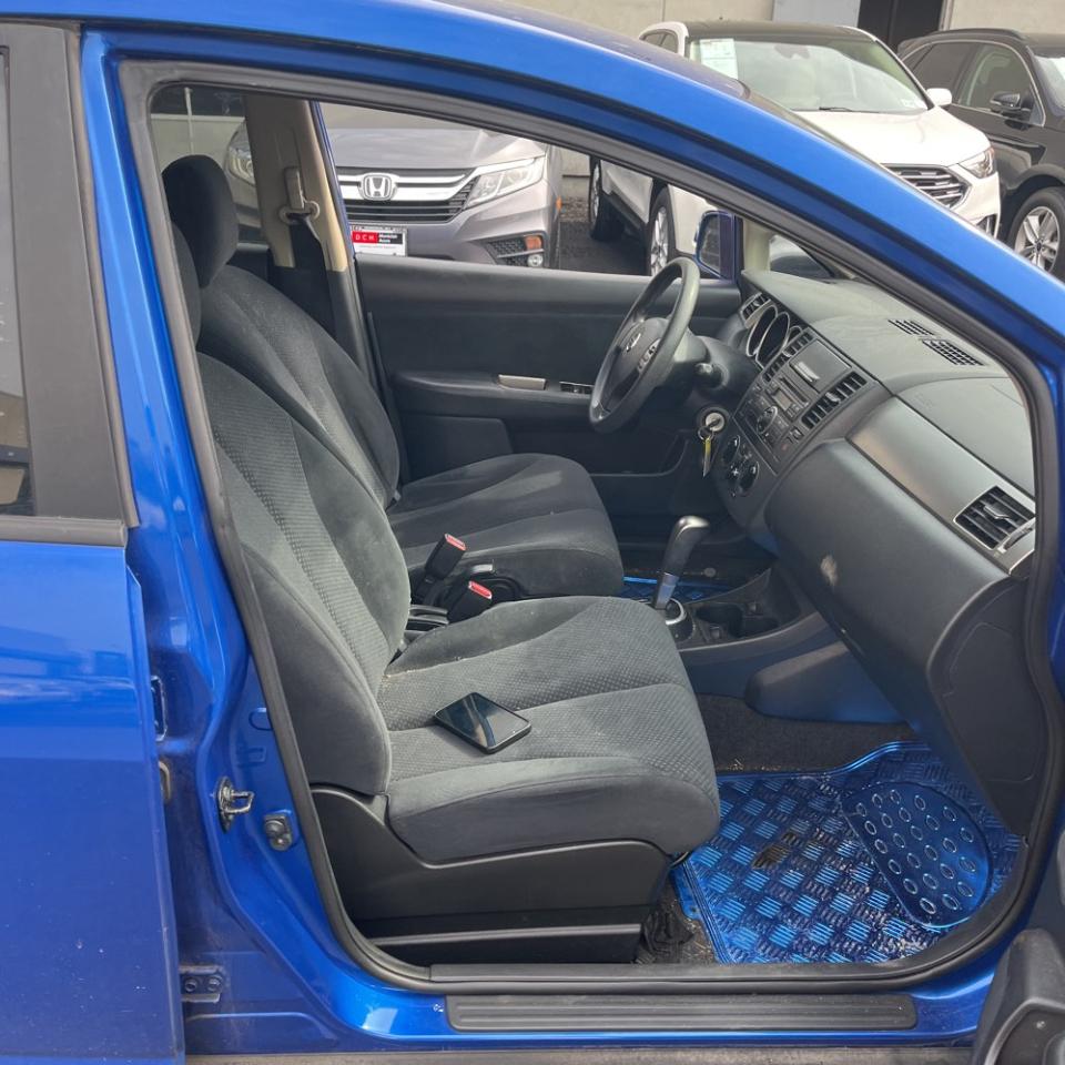 Nissan Versa 5dr HB I4 Auto 1.8 S 2011