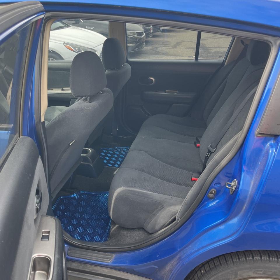 Nissan Versa 5dr HB I4 Auto 1.8 S 2011