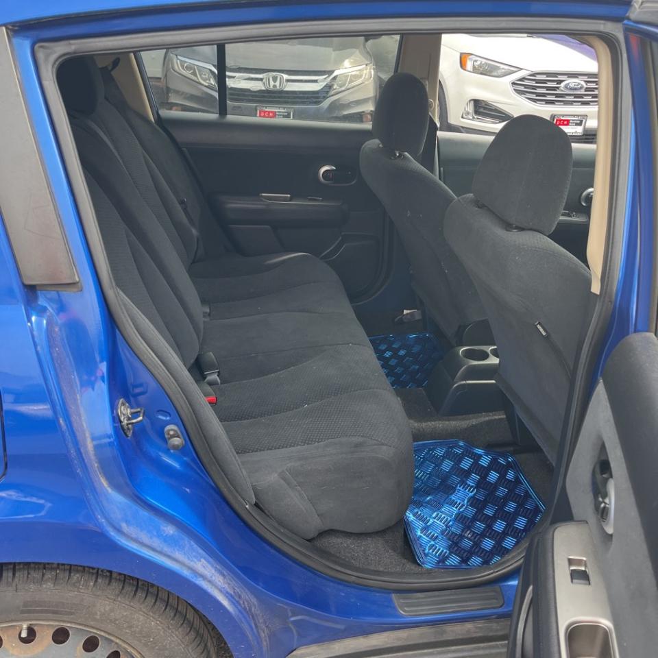 Nissan Versa 5dr HB I4 Auto 1.8 S 2011