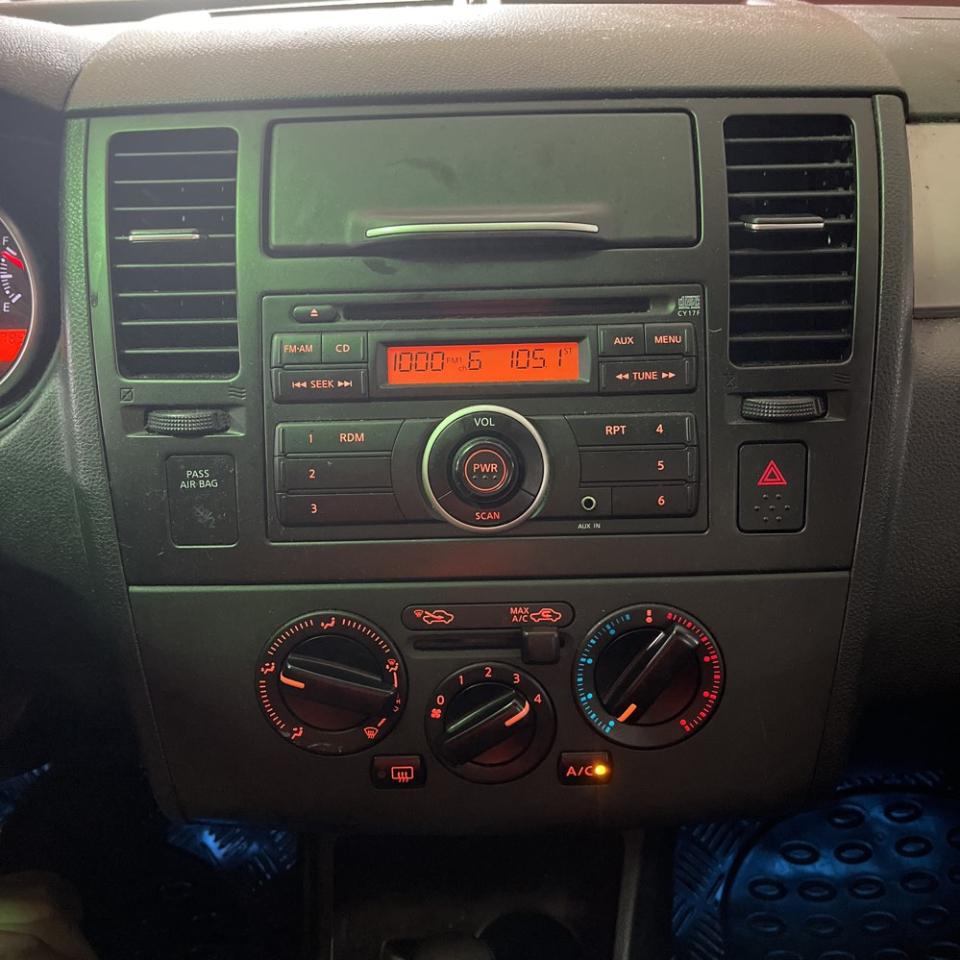 Nissan Versa 5dr HB I4 Auto 1.8 S 2011