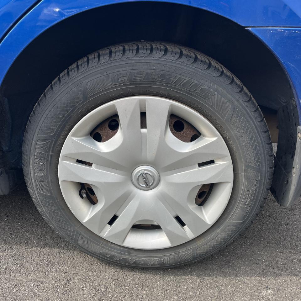 Nissan Versa 5dr HB I4 Auto 1.8 S 2011