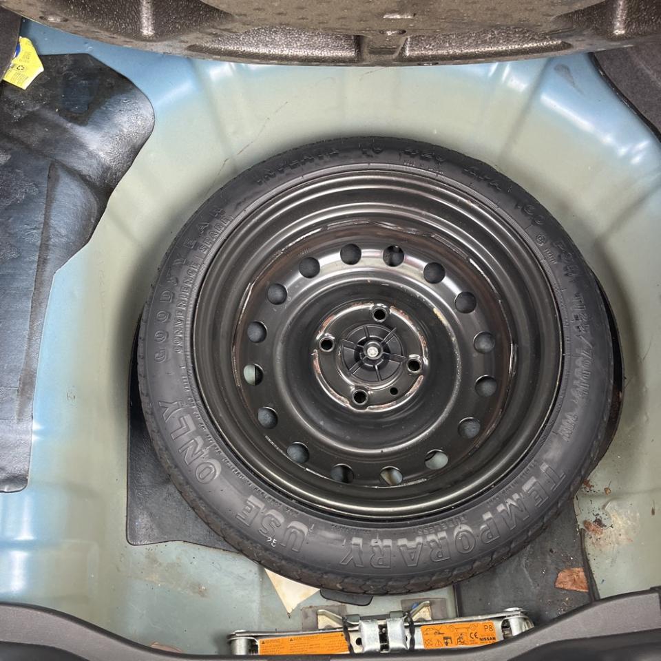 Nissan Versa 5dr HB I4 Auto 1.8 S 2011