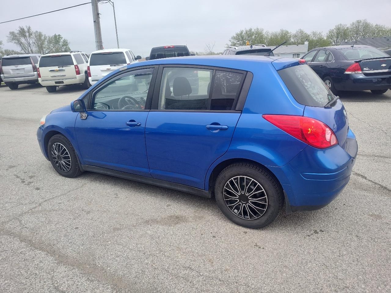 Nissan Versa 5dr HB I4 Auto 1.8 S 2011