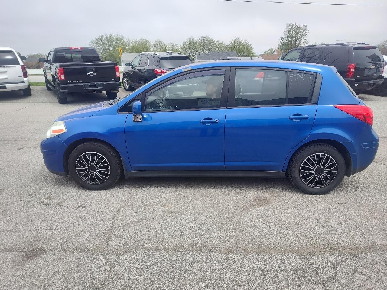 Nissan Versa 5dr HB I4 Auto 1.8 S 2011