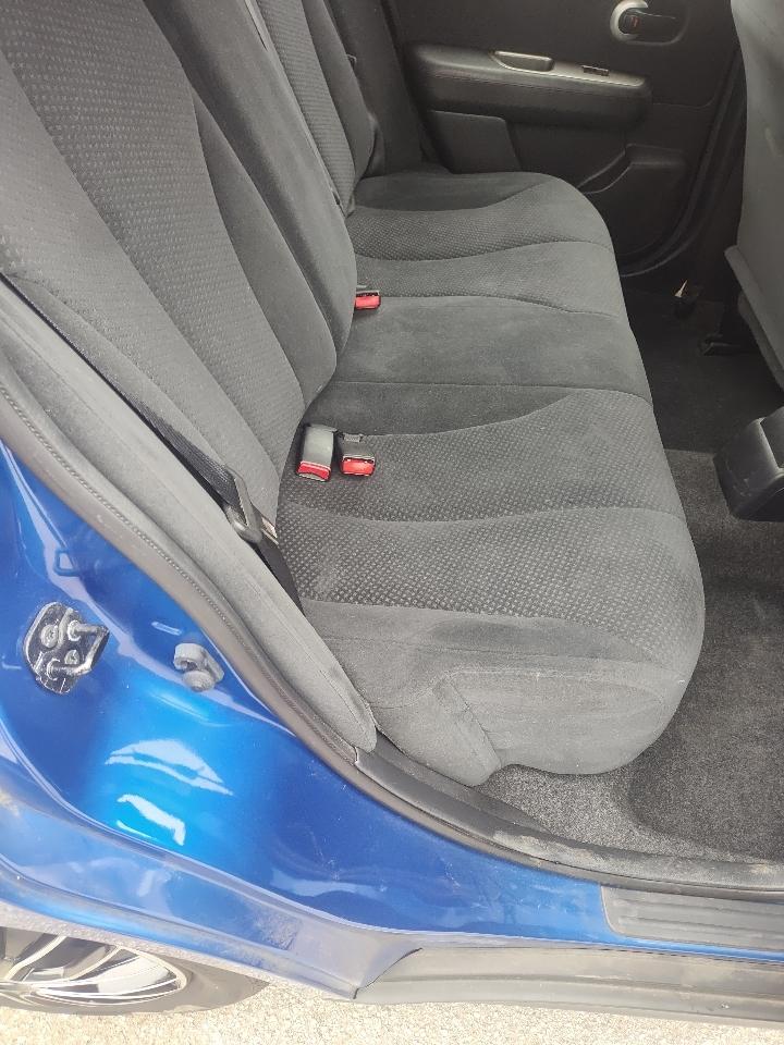 Nissan Versa 5dr HB I4 Auto 1.8 S 2011