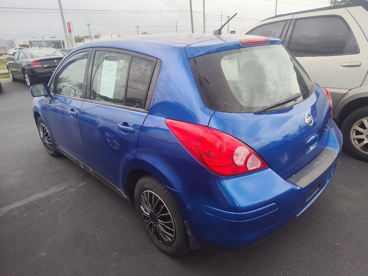 Nissan Versa 5dr HB I4 Auto 1.8 S 2011
