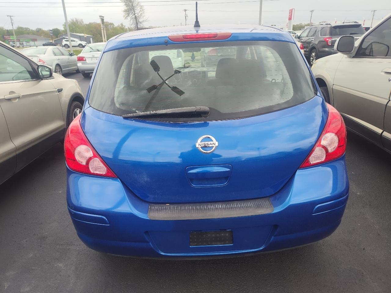 Nissan Versa 5dr HB I4 Auto 1.8 S 2011