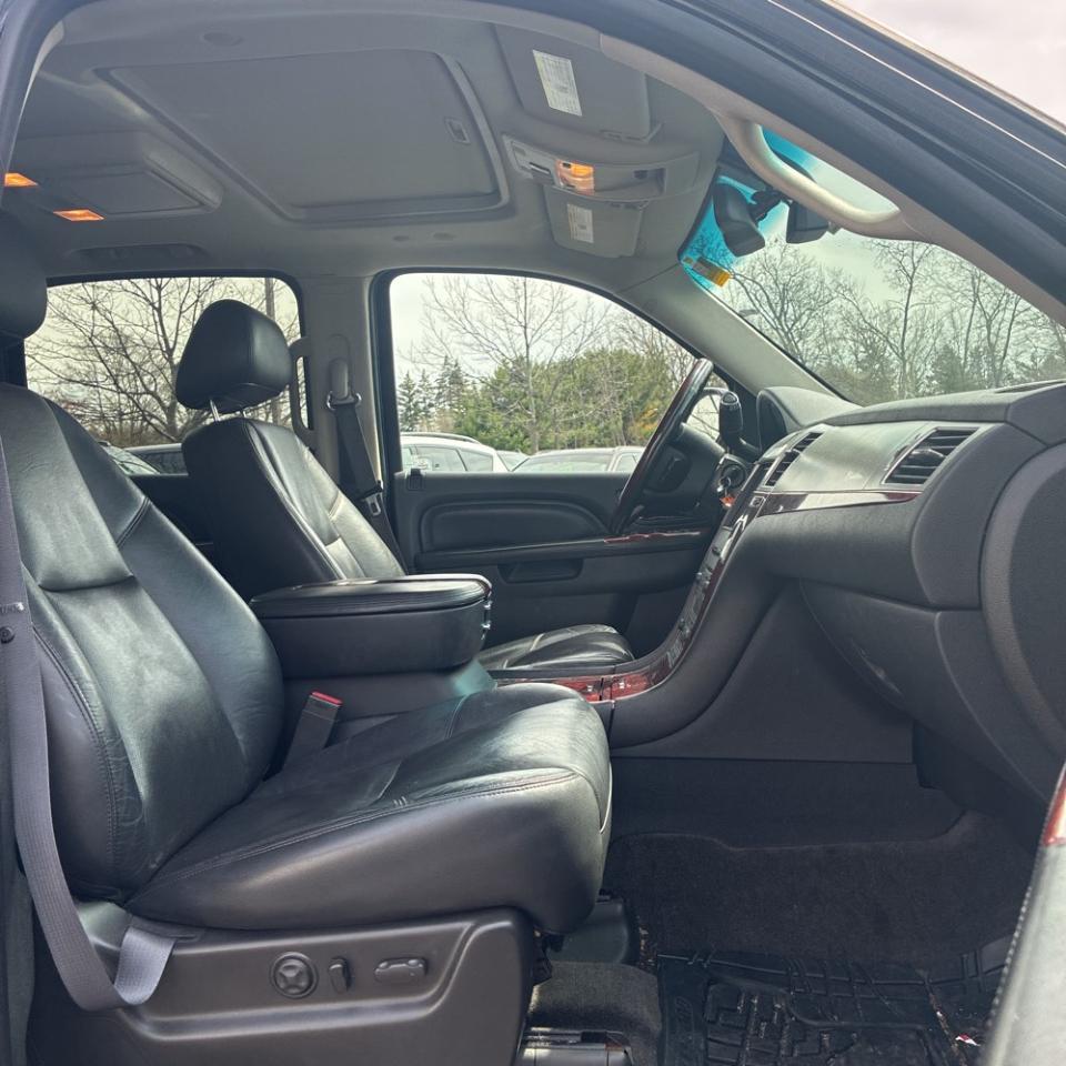 Cadillac Escalade ESV AWD 4dr Premium 2011