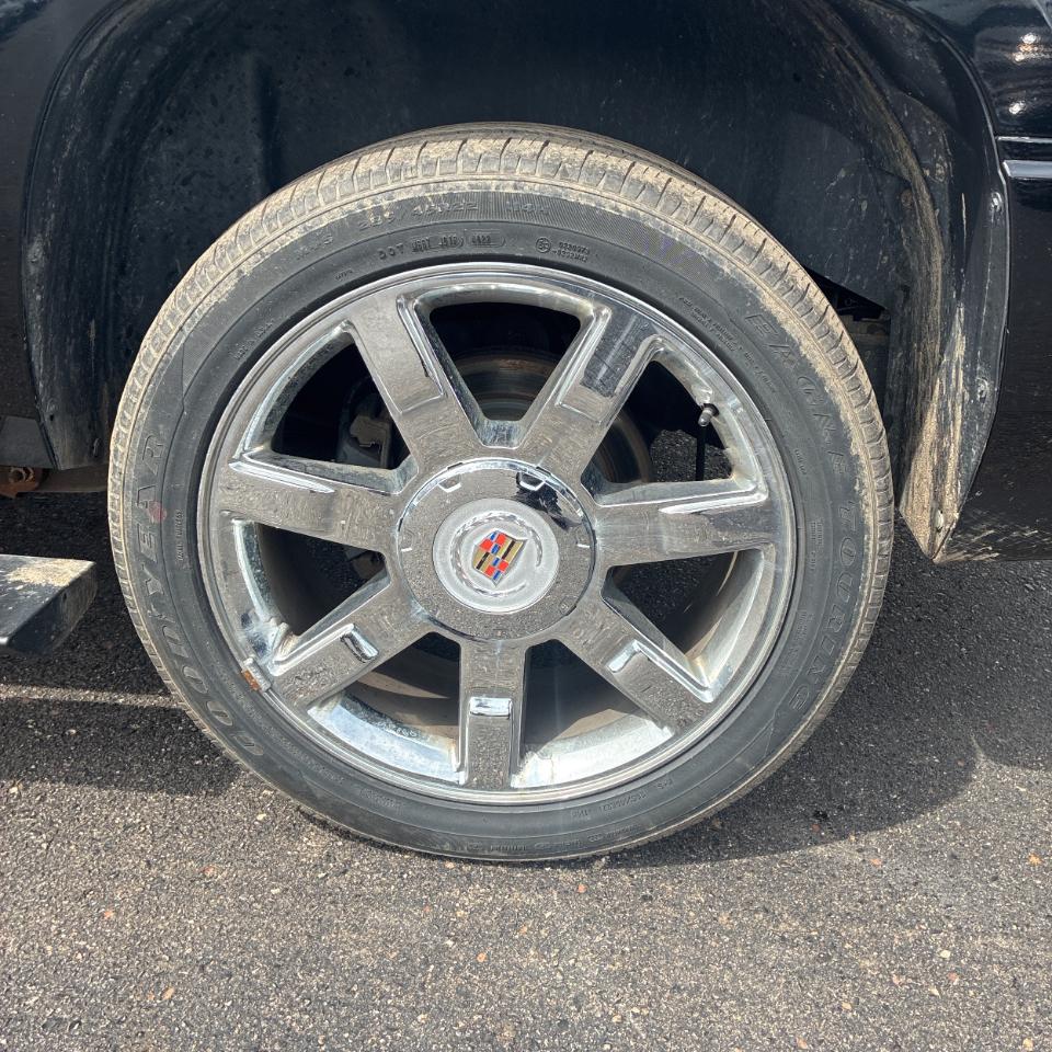 Cadillac Escalade ESV AWD 4dr Premium 2011