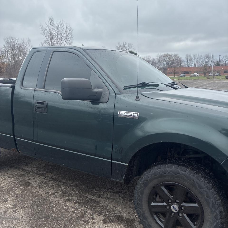 Ford F-150 Reg Cab 126" XL 4WD 2006