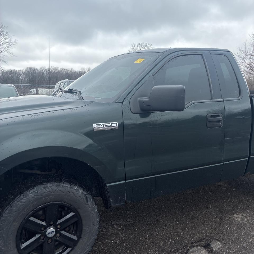 Ford F-150 Reg Cab 126" XL 4WD 2006