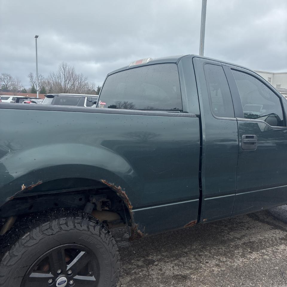 Ford F-150 Reg Cab 126" XL 4WD 2006