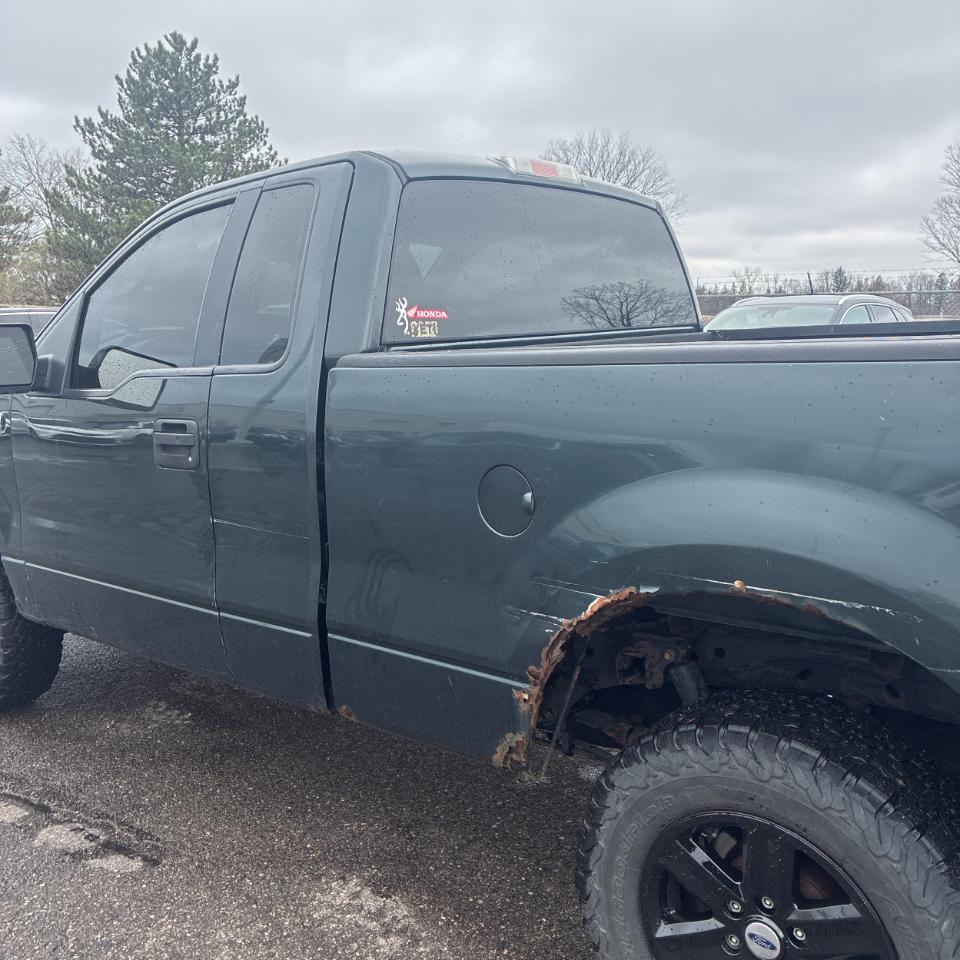 Ford F-150 Reg Cab 126" XL 4WD 2006