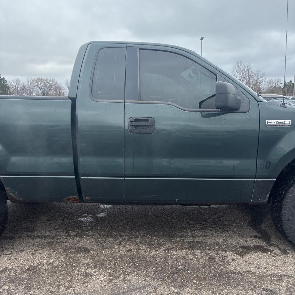 Ford F-150 Reg Cab 126" XL 4WD 2006
