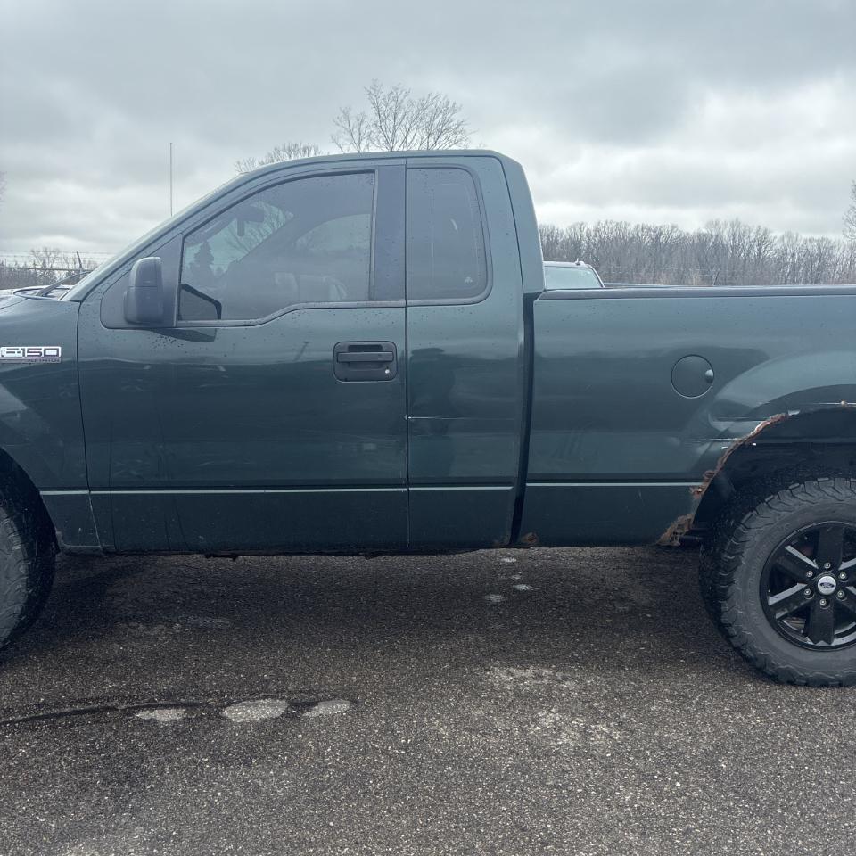 Ford F-150 Reg Cab 126" XL 4WD 2006