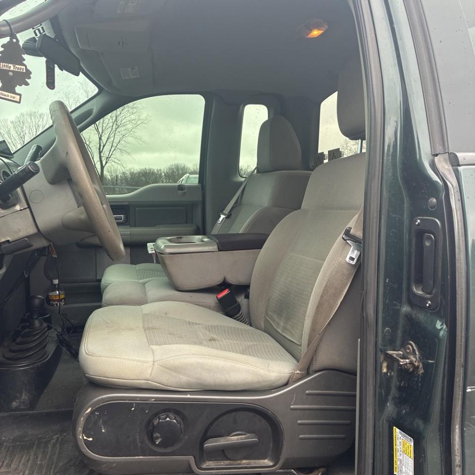 Ford F-150 Reg Cab 126" XL 4WD 2006