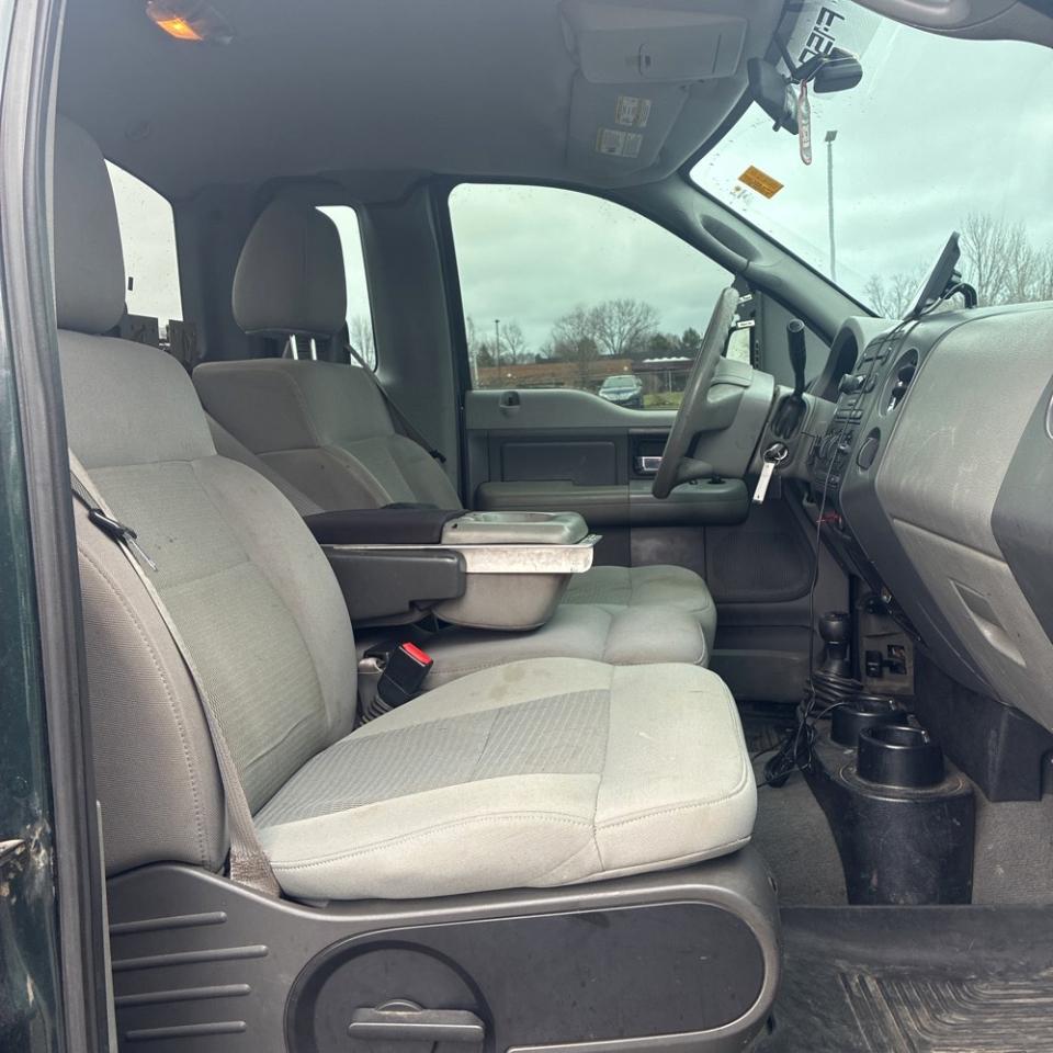 Ford F-150 Reg Cab 126" XL 4WD 2006