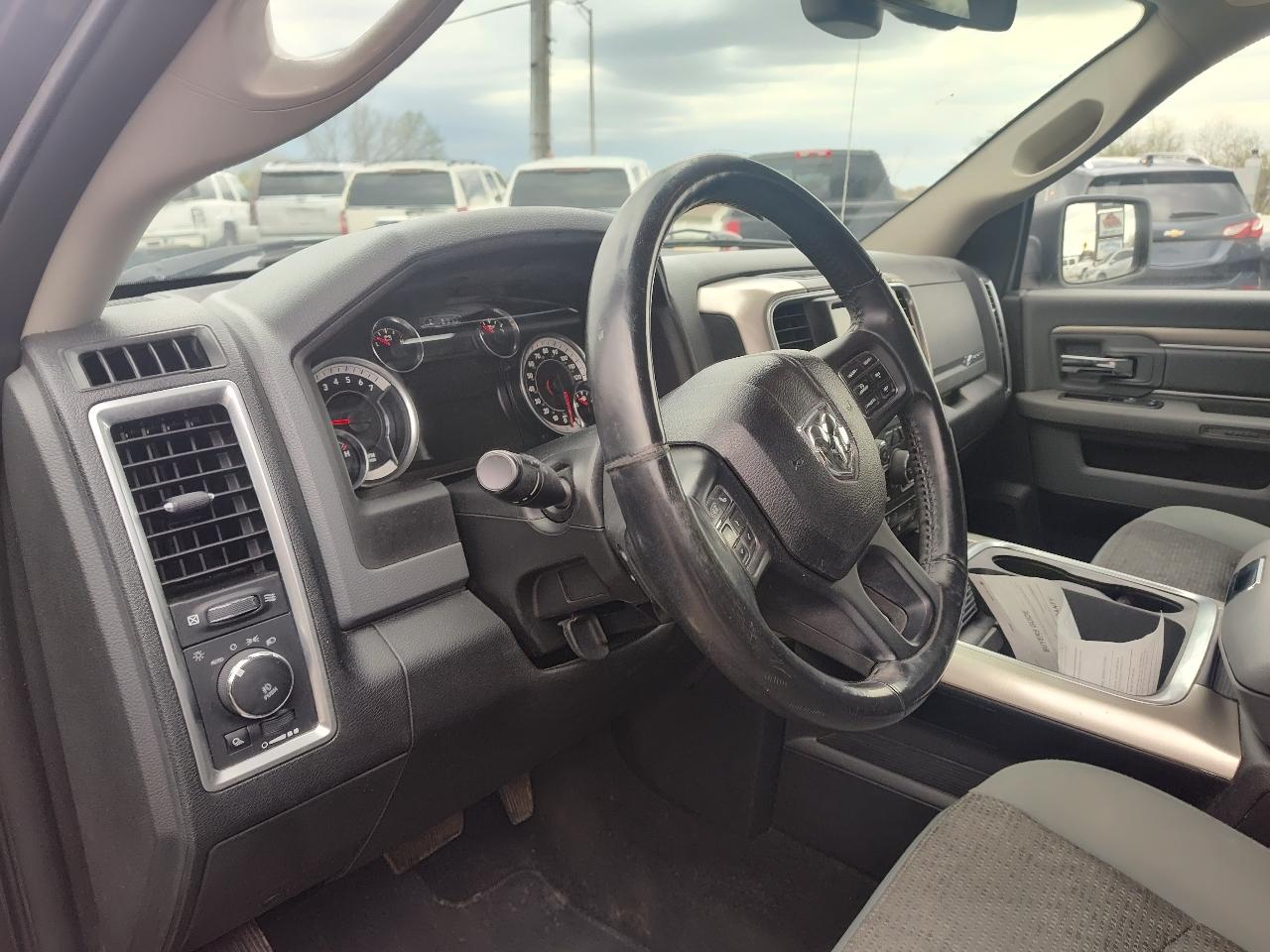 RAM 1500 Big Horn 4x4 Crew Cab 5'7" Box 2017