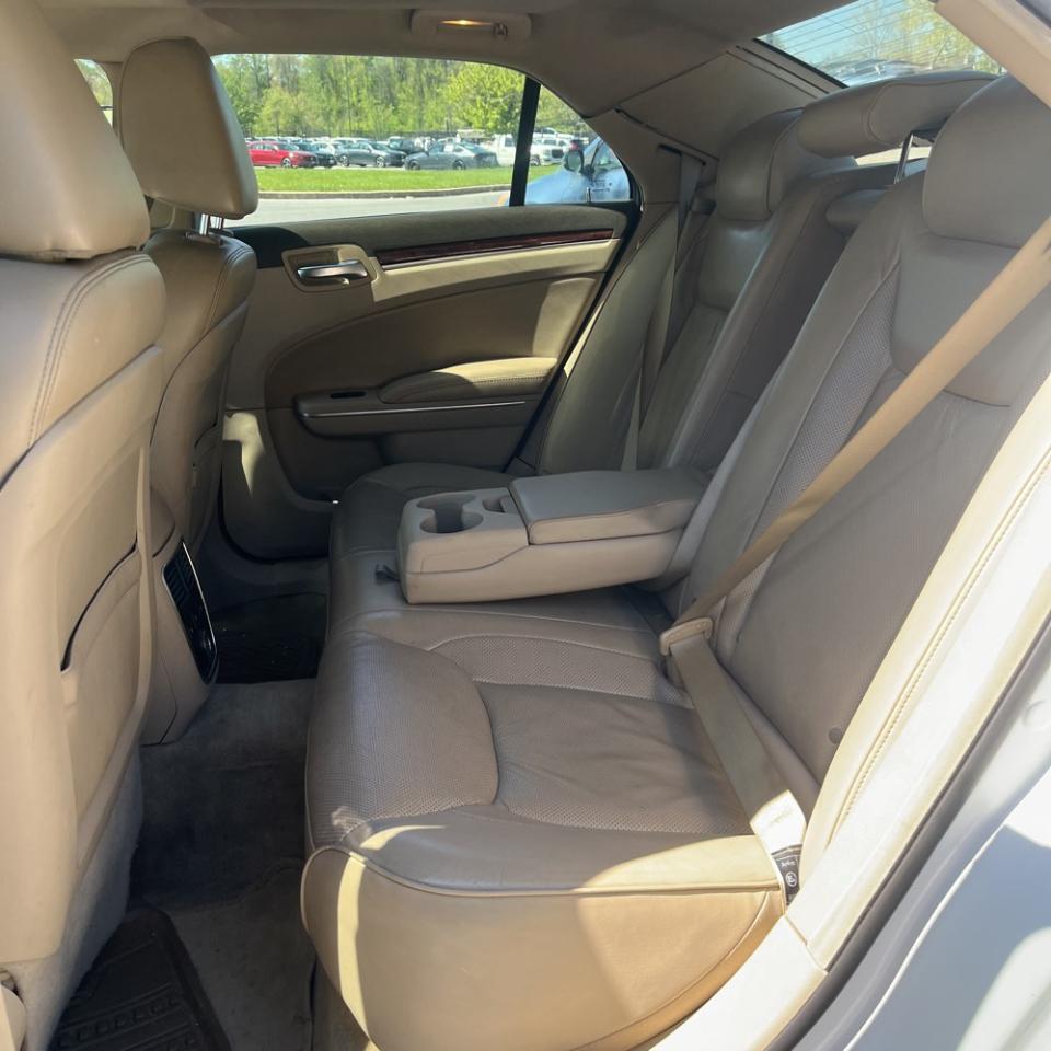 Chrysler 300 4dr Sdn 300C RWD 2011