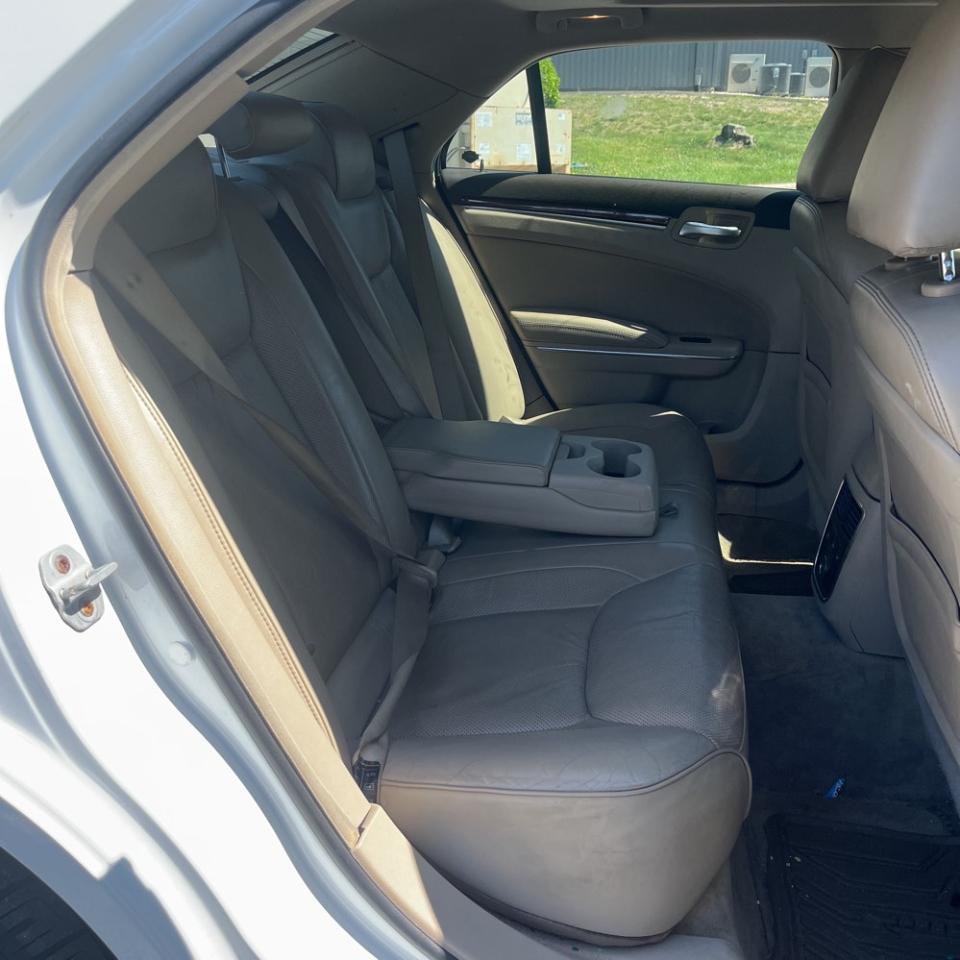 Chrysler 300 4dr Sdn 300C RWD 2011