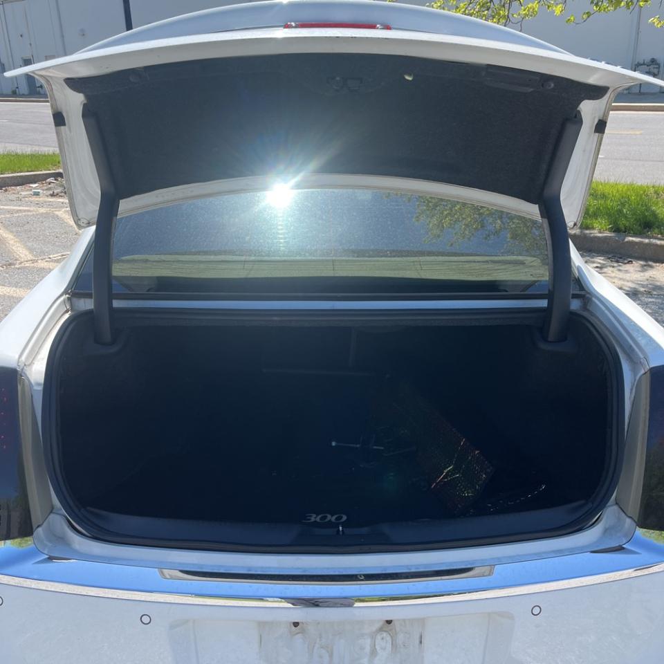 Chrysler 300 4dr Sdn 300C RWD 2011