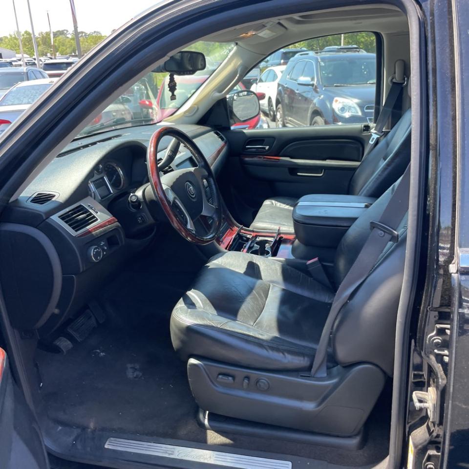 Cadillac Escalade AWD 4dr Luxury 2010