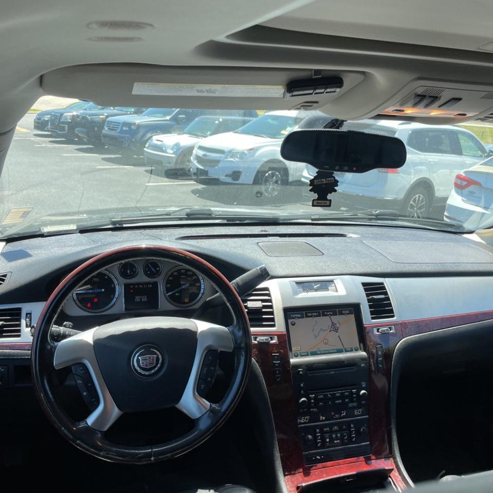 Cadillac Escalade AWD 4dr Luxury 2010