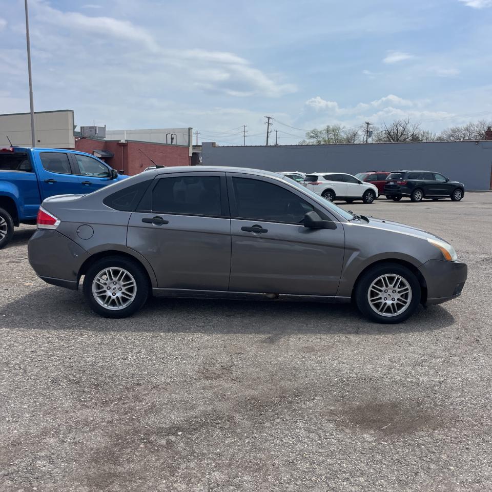 Ford Focus 4dr Sdn SE 2010