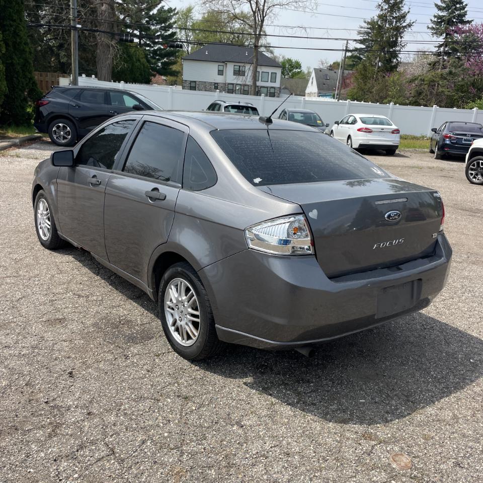 Ford Focus 4dr Sdn SE 2010