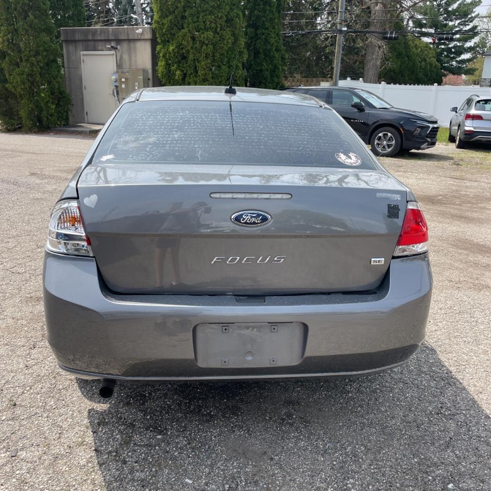 Ford Focus 4dr Sdn SE 2010